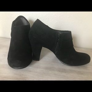 Aerosoles black faux suede bootie